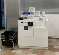 UNIQLO checkout machine